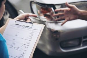 Abogado laboralista en Bilbao y Santander asesorando a un cliente en su despacho